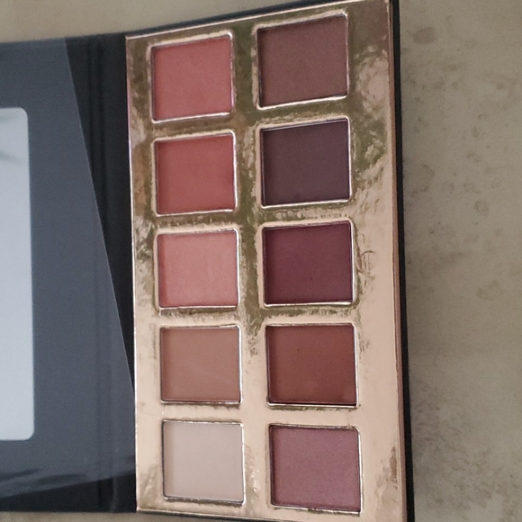 Eyeshadow Palette - Picture 1 of 2